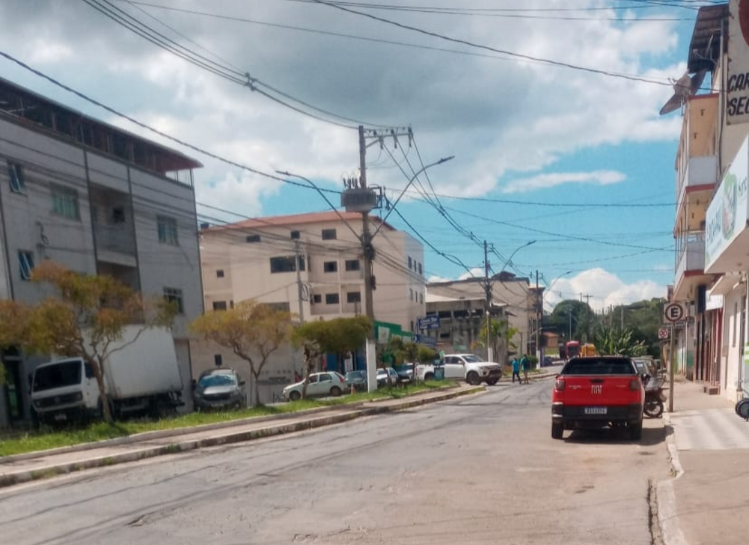Acidente entre carro e bicicleta é registrado na Alameda Patrus de Souza