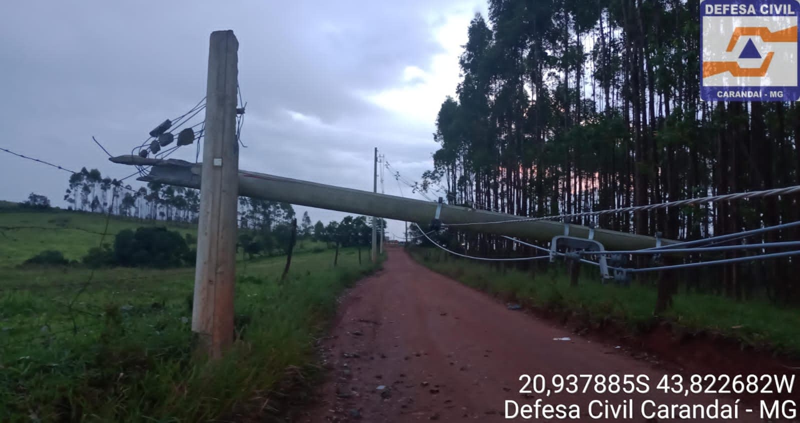Queda de poste mobiliza Defesa Civil e interdita área devido ao risco