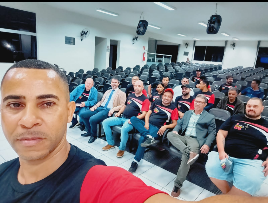 Motoristas de aplicativo acompanham sessão na Câmara de Carandaí mas votação de projeto é adiada