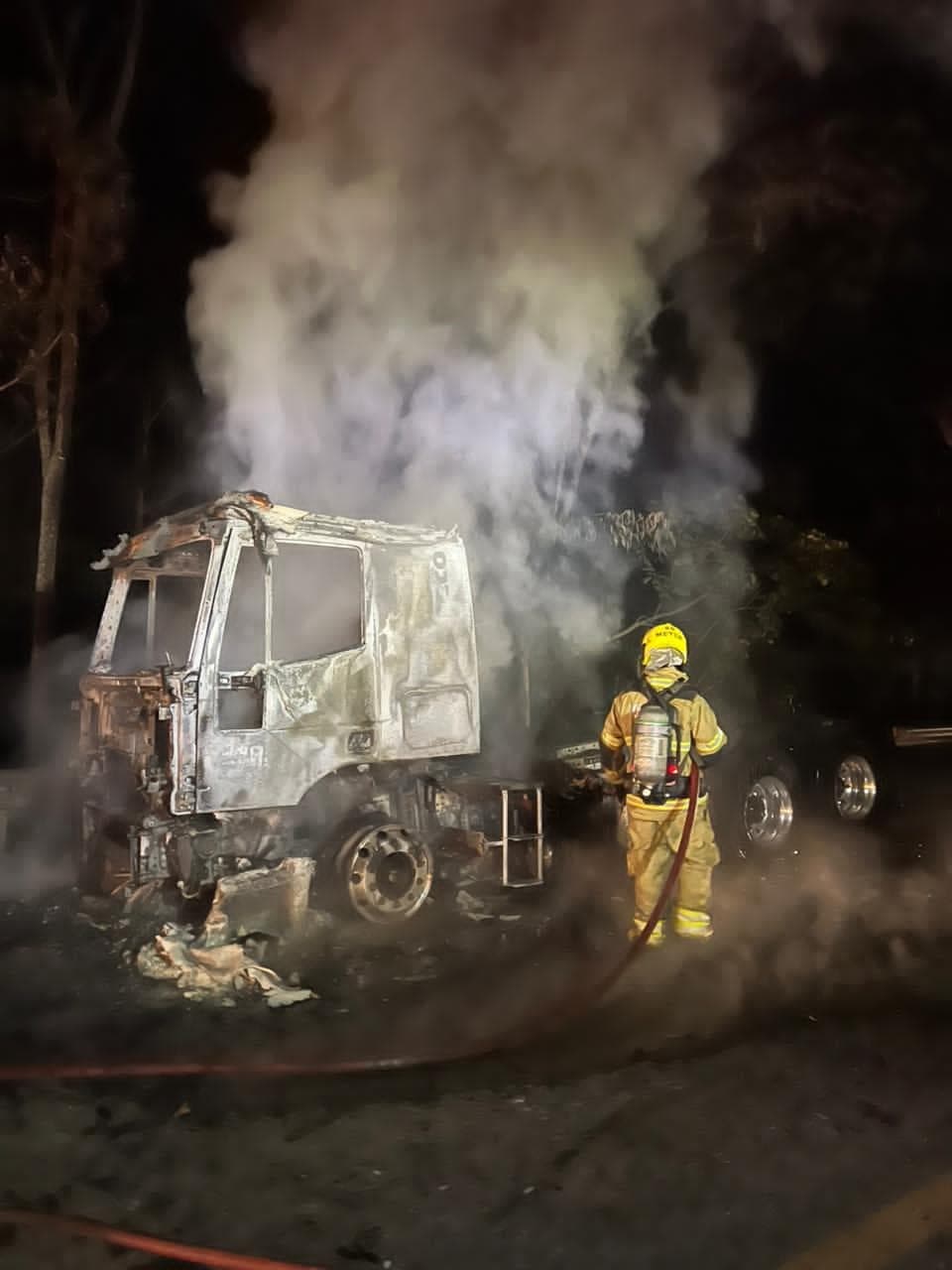 Carreta pega fogo na BR-040 em Ressaquinha e mobiliza Bombeiros de Barbacena
