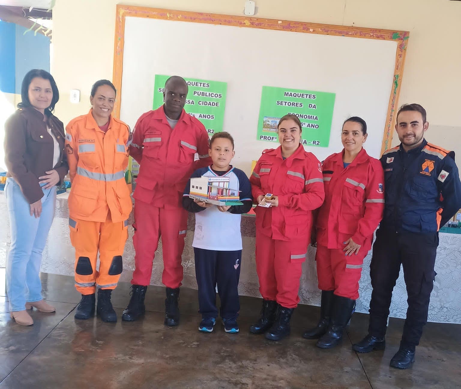 Escola de Carandaí faz projeto de maquetes de prédios da cidade com alunos