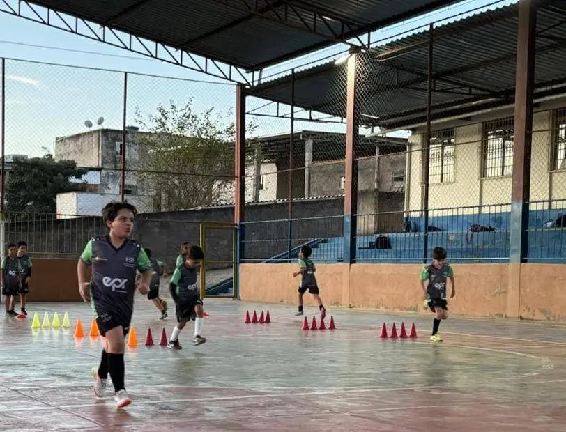 Alunos de Carandaí estreiam em competição regional de futsal Sub-9