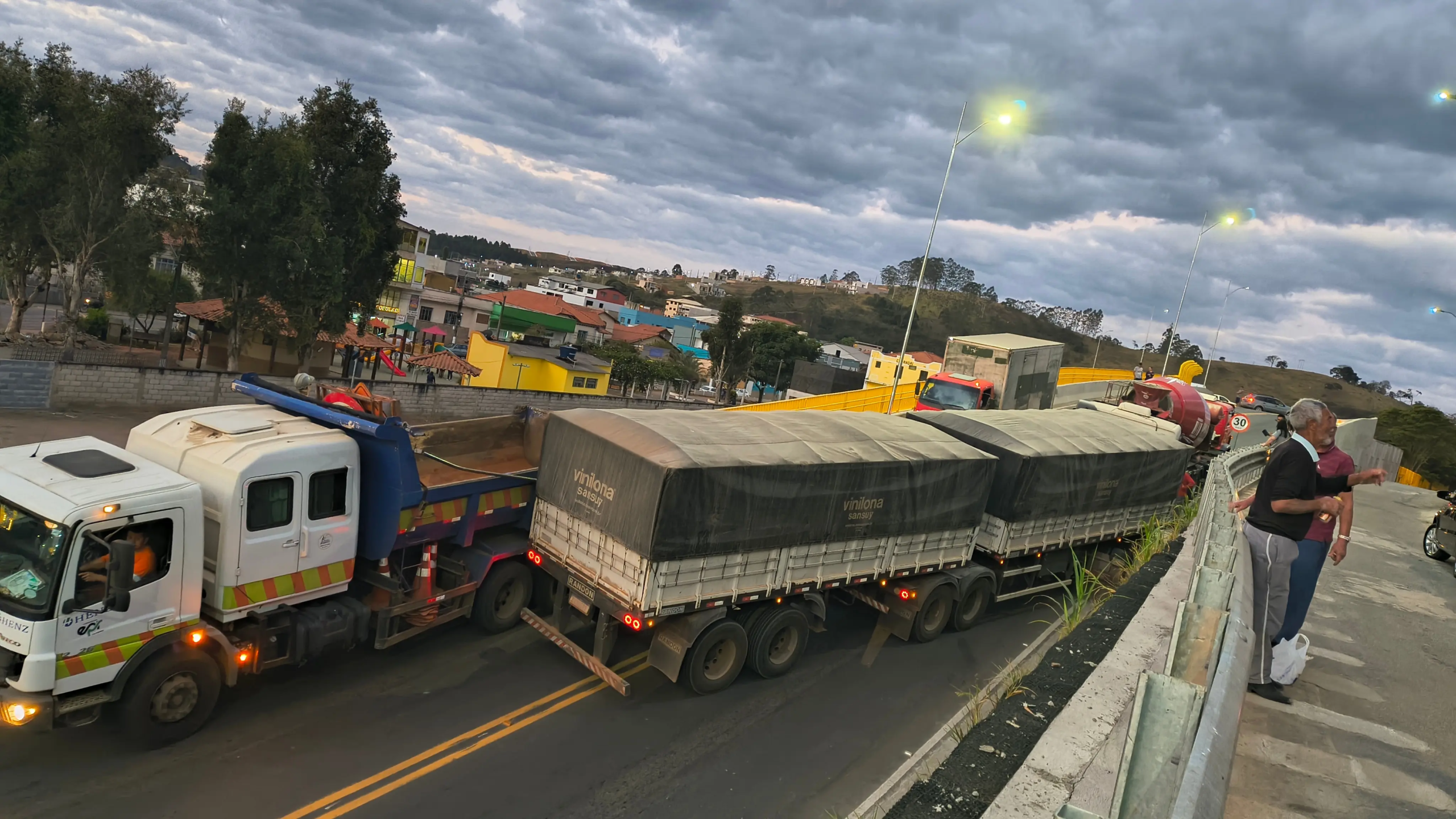 Carreta não consegue subir viaduto e trava  trânsito em Carandaí