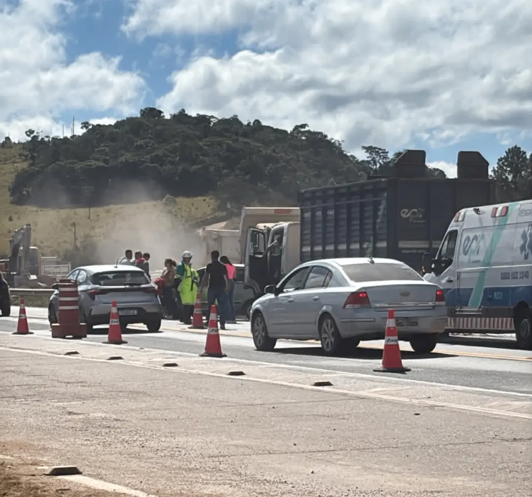 Acidente entre dois carros é registrado na BR-040 em Carandaí