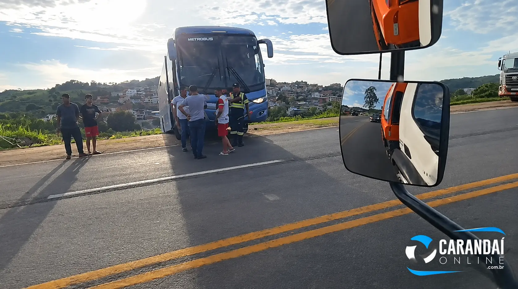 Ônibus se envolve em ocorrência na BR-040, em Carandaí; trânsito fica parcialmente interditado