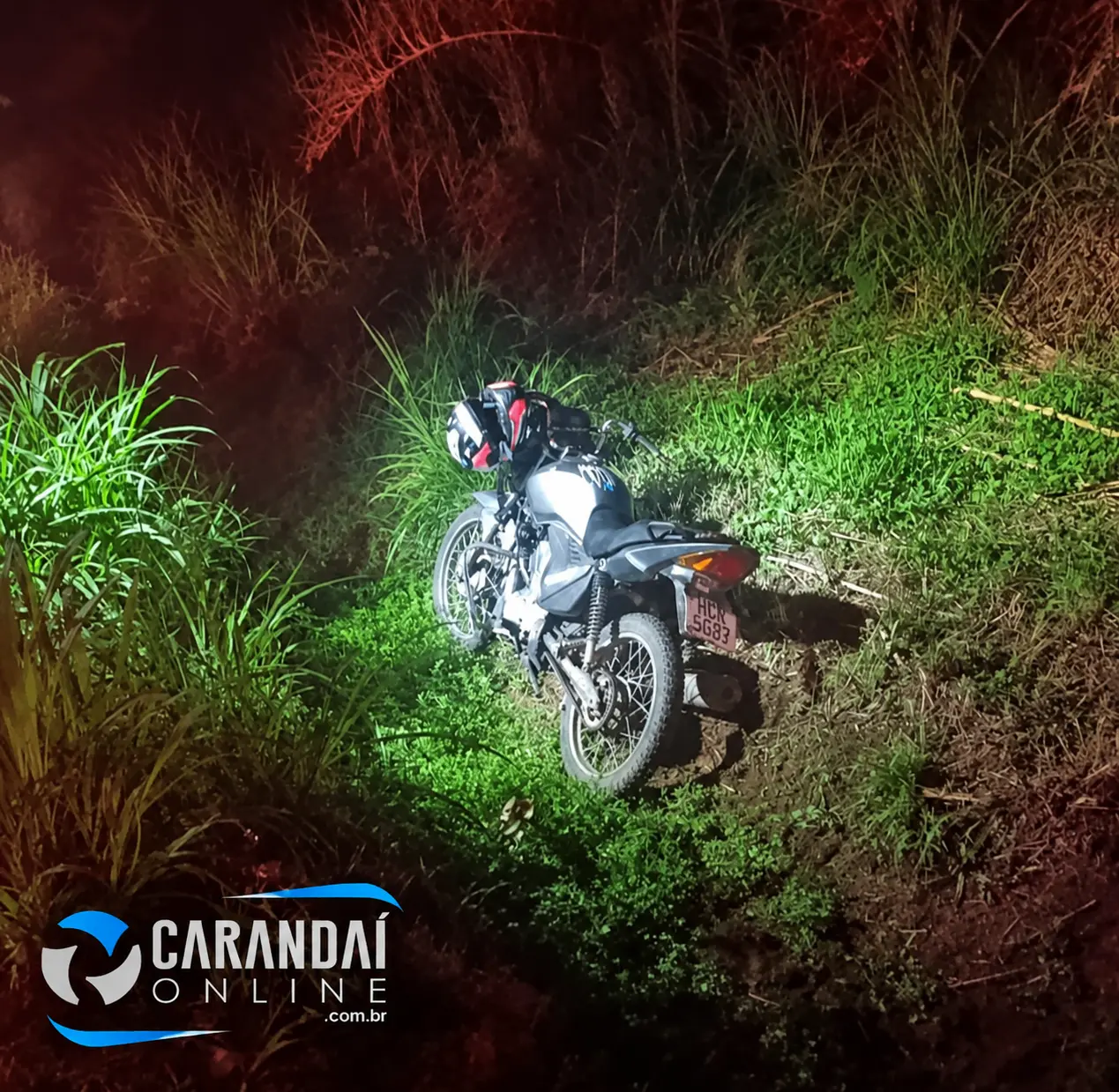 Motociclista de Carandaí fica ferido após cair em valeta na BR-040, próximo a Hermilo Alves