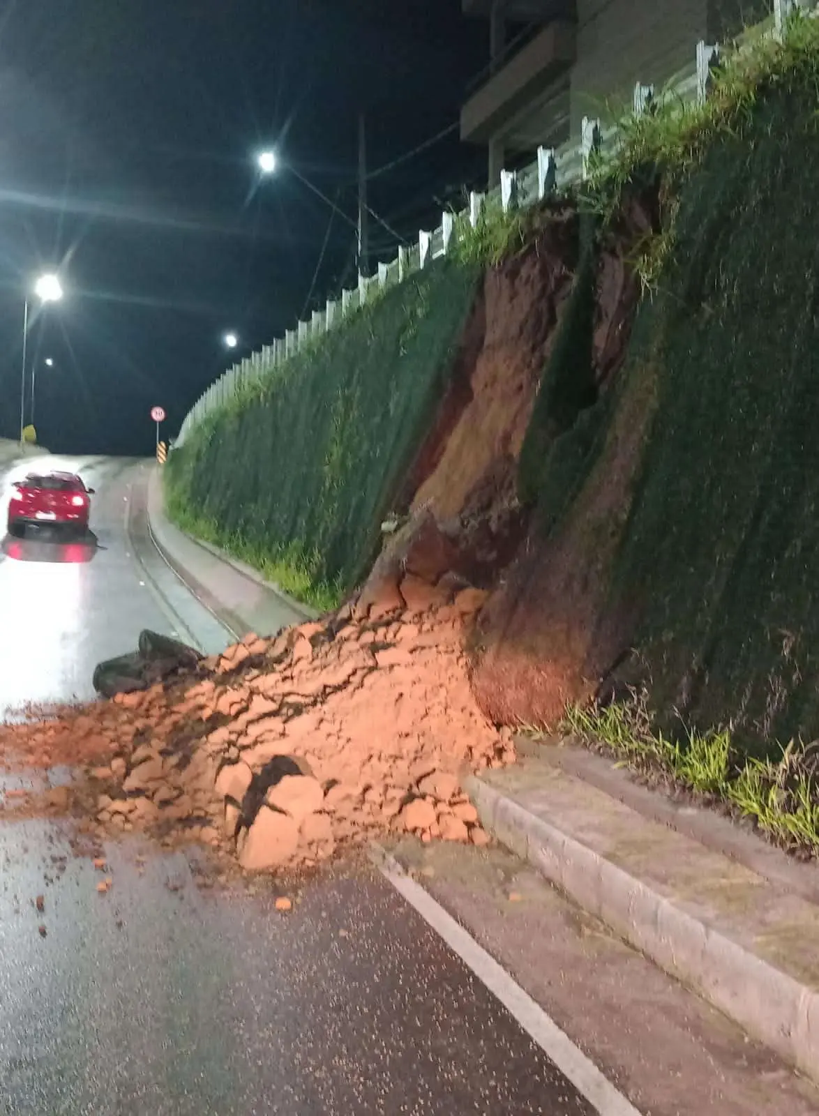Barranco desmorona sobre a pista e deixa trânsito mais estreito no viaduto em Carandaí